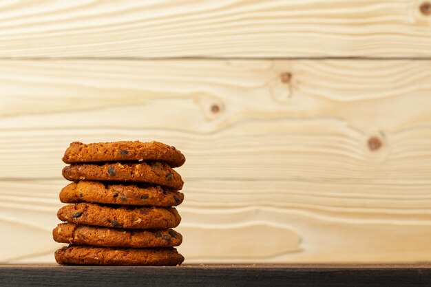 Montón de galletas con chispas de chocolate