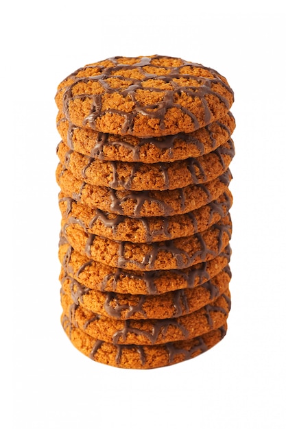 Un montón de galletas de chocolate aisladas.