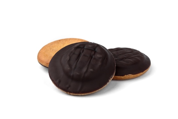 Montón de galletas de chocolate con mermelada de naranja aislado sobre fondo blanco.