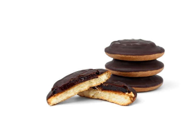 Montón de galletas de chocolate con mermelada de naranja aislado sobre fondo blanco.