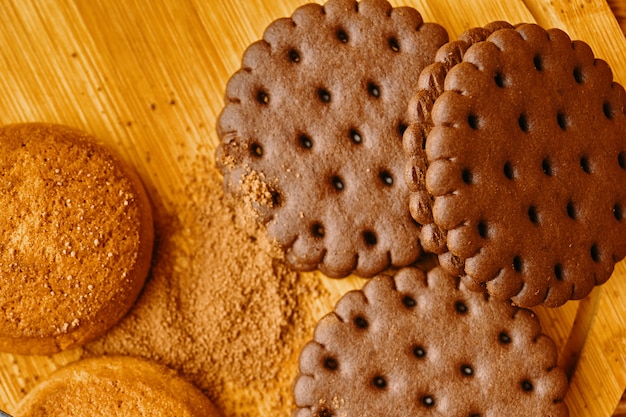 Un montón de galletas y una cucharada de cacao.