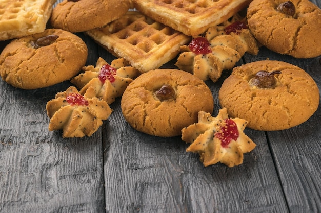 Un montón de galletas frescas en una mesa de madera