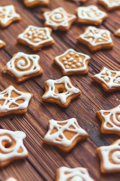 Un montón de galletas de jengibre en forma de estrella con glaseado blanco