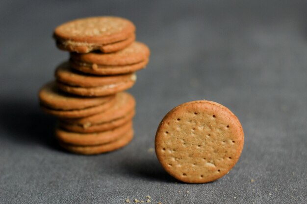 Montón de galletas o galletas sobre un fondo oscuro.