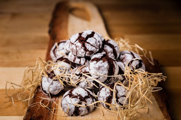 Un montón de galletas rotas en tablero de madera