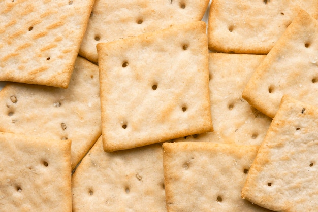 Un montón de galletas saladas