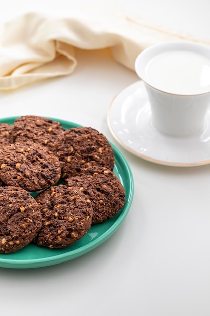 Montón de galletas con trocitos de chocolate y nueces en un plato