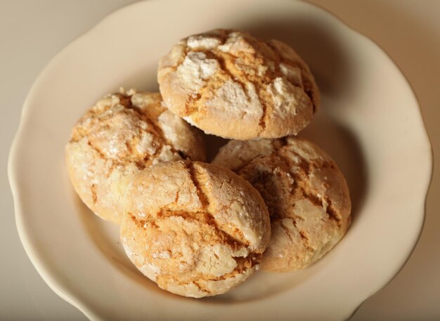 Montón de galletas con trocitos de manzana