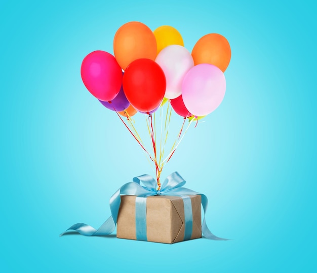 Montón de globos brillantes y caja de regalo.