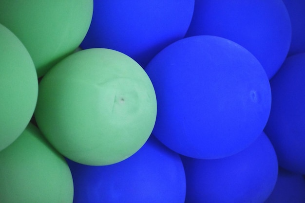 Un montón de globos de colores brillantes