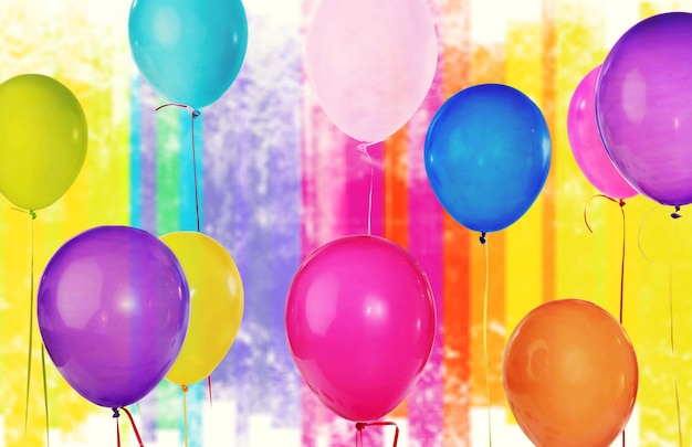 Foto montón de globos de colores sobre fondo