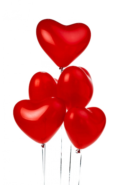 Montón de globos rojos en forma de corazón