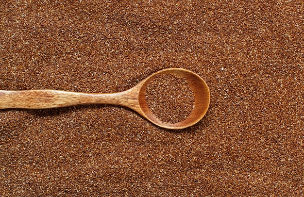 Montón de grano de teff crudo con una cuchara vista superior