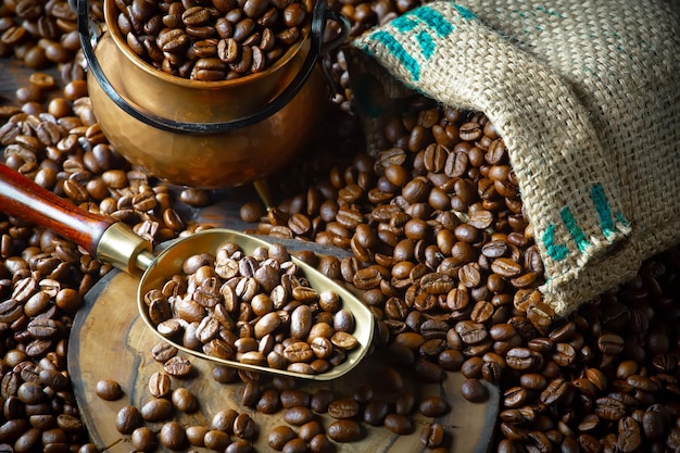 Un montón de granos de café sobre una mesa con una bolsa que dice "café"