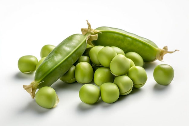 Un montón de guisantes verdes sobre un fondo blanco.