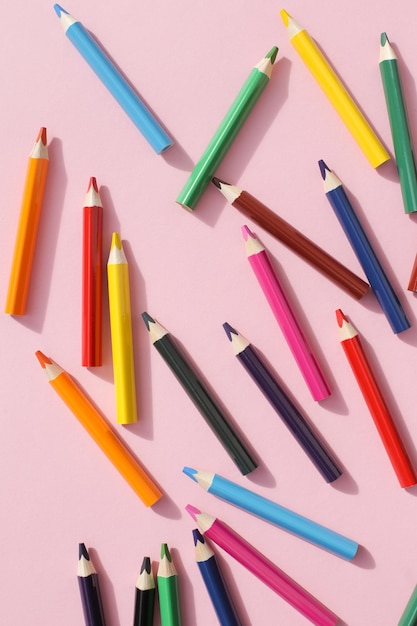 Un montón de hermosos lápices de colores brillantes sobre un fondo brillante y colorido