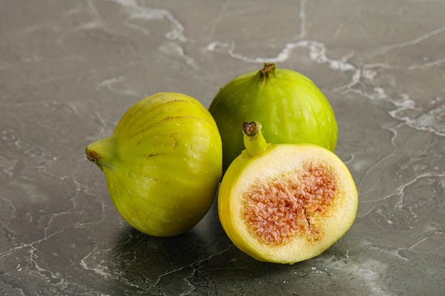 Un montón de higos verdes maduros, dulces y jugosos.