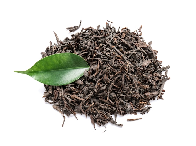 Montón de hojas secas de té negro sobre blanco