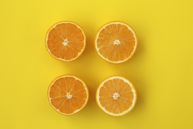 Un montón de jugosas y sabrosas naranjas maduras en una superficie uniforme y brillante