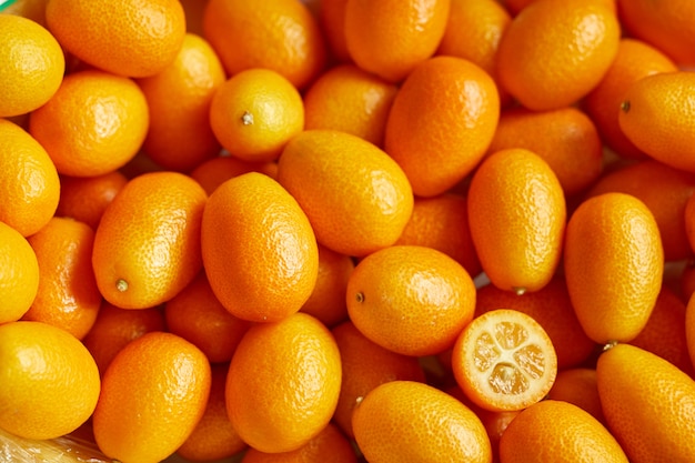 Montón de kumquats frescos en el mercado de alimentos orgánicos.