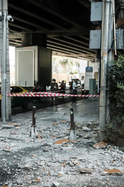 Un montón de ladrillos y escombros de construcción después de que el techo se derrumbara o la pared de un edificio de apartamentos