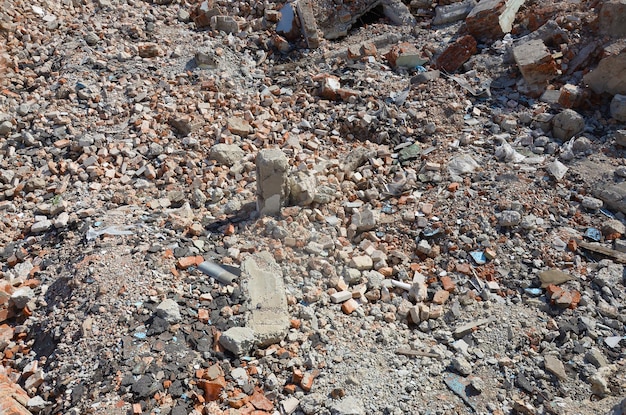 Montón de ladrillos y fragmentos de hormigón del edificio destruido