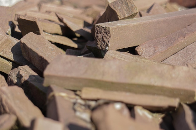 Un montón de ladrillos rotos con la palabra chocolate