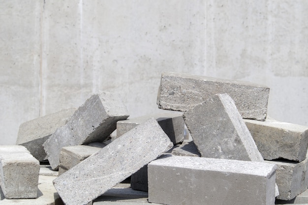 Un montón de ladrillos tipo cemento. El ladrillo macizo se utiliza para la construcción. Muchos ladrillos de hormigón sueltos en el sitio de construcción.