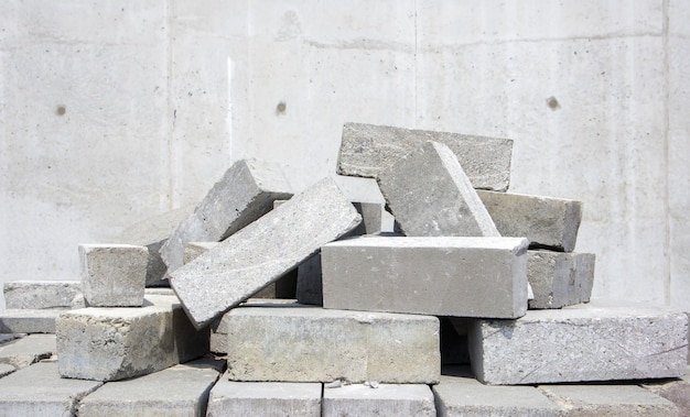 Un montón de ladrillos tipo cemento. El ladrillo macizo se utiliza para la construcción. Muchos ladrillos de hormigón sueltos en el sitio de construcción.