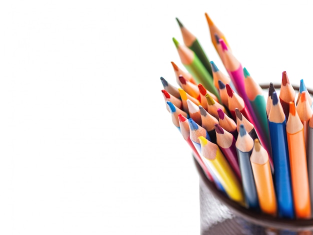 Montón de lápices de colores de acuarela. Suministros escolares.