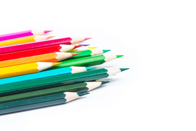 Montón de lápices de colores aislados sobre fondo blanco