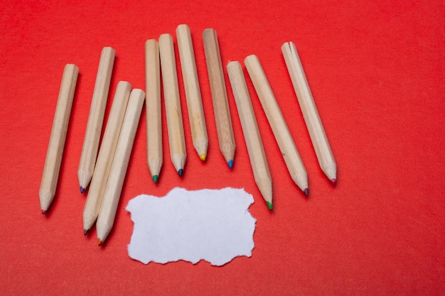 Montón de lápices con cuerpo de madera y puntas de colores