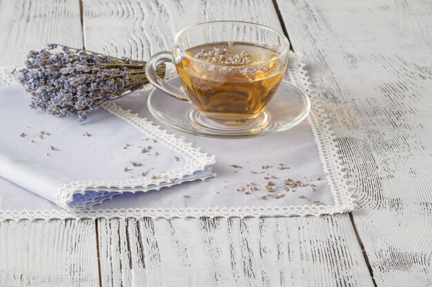 Montón de lavanda. Estilo fácil de Provenza. Fondo de madera blanca, tablero viejo.