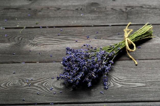 Montón de lavanda seca sobre fondo de madera