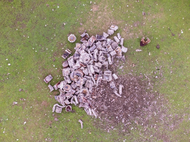 Un montón de leña seca de roble en la pradera extremeña vista desde un drone Fondo de madera natural