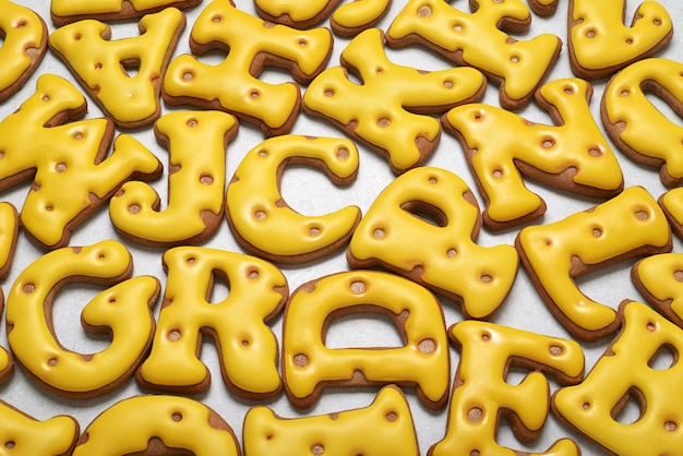 Montón de letras amarillas caseras hechas de fondo de galleta de jengibre.