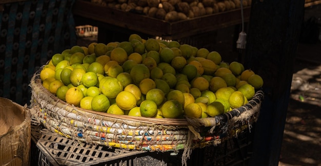 Montón de limas frescas en el mercado local Luz dramática