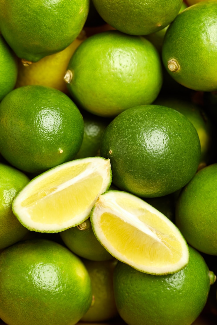 Foto montón de limas verdes frescas