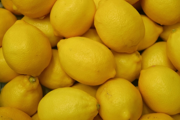 Montón de limones amarillos vibrantes en el mercado