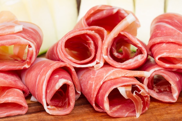 Montón de lonchas de jamón de jamón de cerdo español