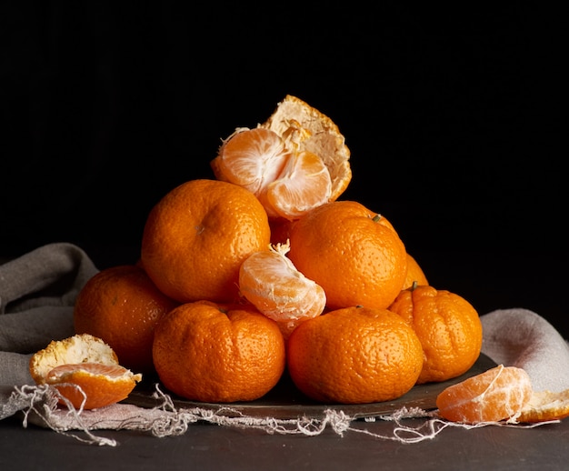 Montón de mandarina naranja madura redonda sin pelar