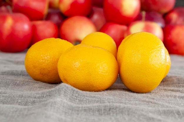 Un montón de mandarinas cítricas y otras frutas juntas