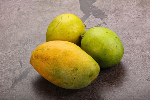 Un montón de mango dulce y jugoso