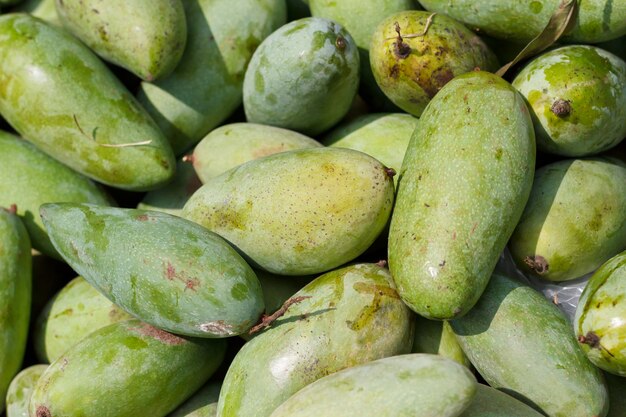 Montón de mangos en el mercado de Tailandia.