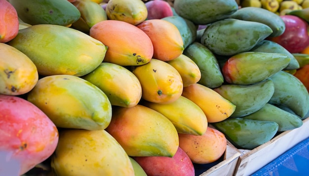 Un montón de mangos en un mercado