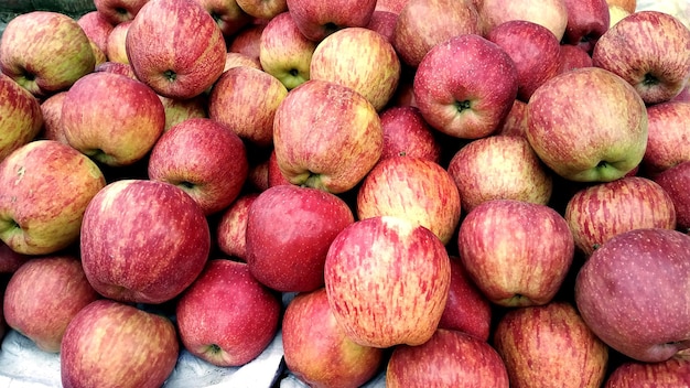 Montón de manzana fresca en el mercado de fondo de primer plano, Asia, India