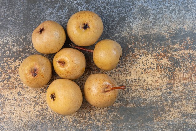 Un montón de manzanas en conserva, sobre el mármol.