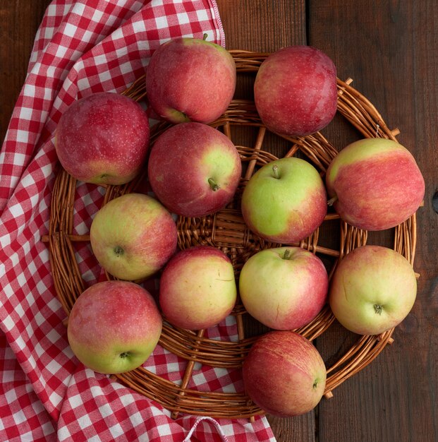 Montón de manzanas rojas maduras se encuentra en una servilleta roja