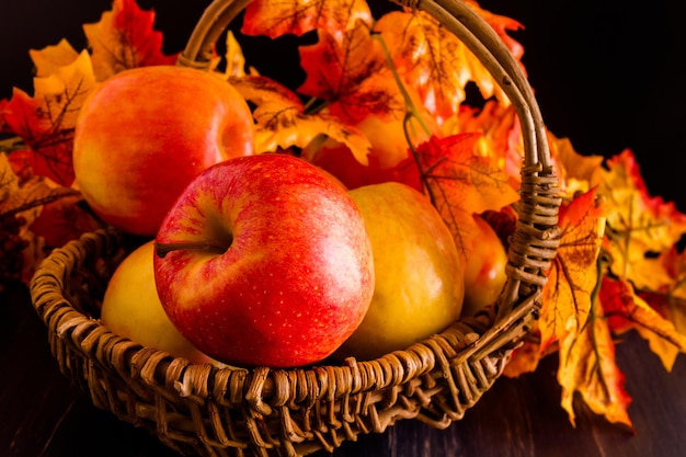 Montón de manzanas rojas orgánicas en canasta de mimbre.