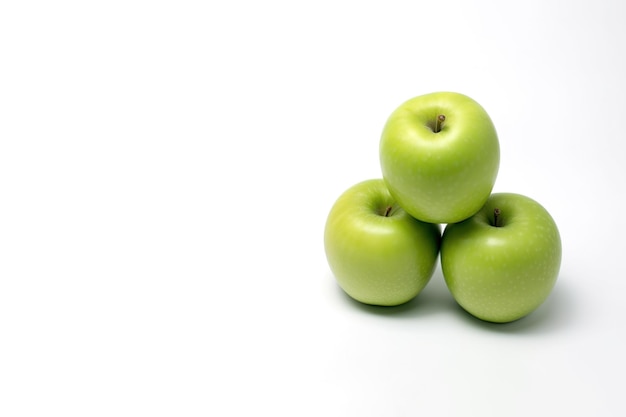 Un montón de manzanas verdes enteras aislado sobre fondo blanco con espacio de copia